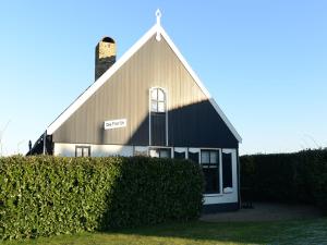 Un granero con una señal en el costado. en Lovely Holiday Home in Texel near Sea, en Oost