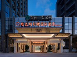 深セン市にあるBest Sleep International Hotel Shenzhen Tanglang Metro Stationの上に看板がある建物