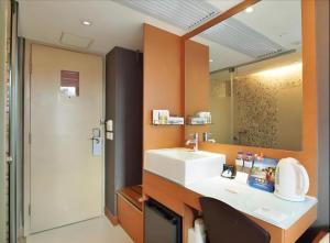 Ένα μπάνιο στο J Link Hotel