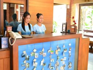 dwie kobiety stojące przy ladzie z telefonem w obiekcie Baan Talay Dao Resort w mieście Hua Hin +238 zdjęć