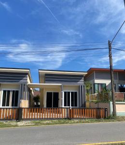 a house with a fence in front of it at kubu home stay in Ban Ko Sawat