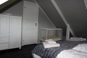 Postel nebo postele na pokoji v ubytování Brekkugisting Villa