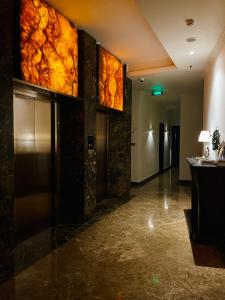 Maccal Boutique Hotel Dalat في دالات: ردهة بها صف من اللوحات على الحائط +41 صورة