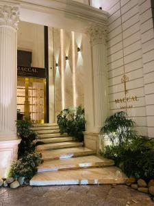 Maccal Boutique Hotel Dalat في دالات: مبنى يوجد به درج أمام متجر