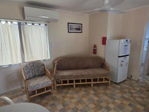 Un lugar para sentarse en Jurien Bay View Bungalows Beach View 6