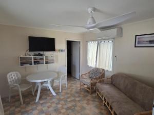 Una televisión o centro de entretenimiento en Jurien Bay View Bungalows Beach View 6