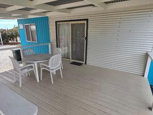 Un balcón o terraza en Jurien Bay View Bungalows Beach View 6