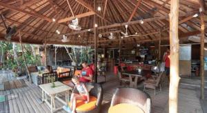 Restoran atau tempat lain untuk makan di OYO 693 Tree House Cottage