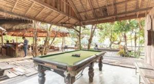 Meja biliard di OYO 693 Tree House Cottage