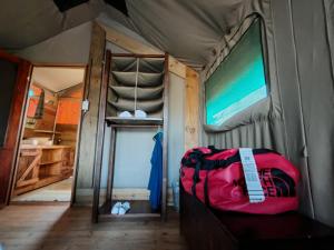 TV a/nebo společenská místnost v ubytování Khanya Conservation Camp