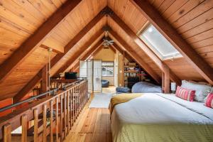 1 dormitorio con 1 cama en un ático de madera en Rhododendron Cabin Near Mt Hood Adventures, en Brightwood