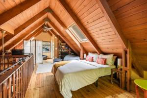 Un dormitorio con una cama en una habitación con techos de madera. en Rhododendron Cabin Near Mt Hood Adventures, en Brightwood