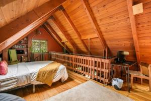 1 dormitorio en una cabaña de madera con 1 cama en Rhododendron Cabin Near Mt Hood Adventures, en Brightwood