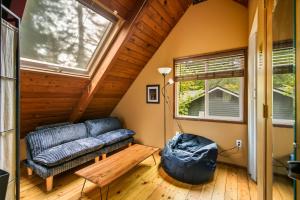 una sala de estar con un sofá y una mesa en Rhododendron Cabin Near Mt Hood Adventures, en Brightwood 28 fotos más