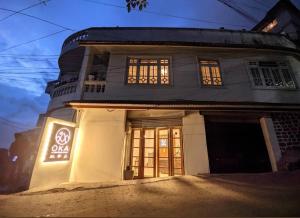 ein Haus, das nachts mit seinen Türen beleuchtet ist in der Unterkunft Oka Hotel in Darjeeling + 16 Fotos