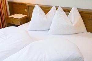 Postel nebo postele na pokoji v ubytování Hotel Waldruhe + 28 fotografií