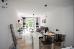 a kitchen and living room with a table and chairs at SingularStays Na Jordana in Valencia