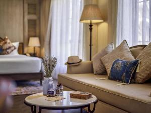 un salon avec un canapé et une table dans l'établissement Mercure Dalat Resort, à Đà Lạt