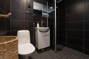 ヨエンスーにあるOmena Hotel Joensuuのトイレと洗面台付きのバスルーム