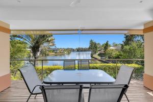 Balkoni atau teres di Relaxing 4BR Robina Escape with Parking & Pool