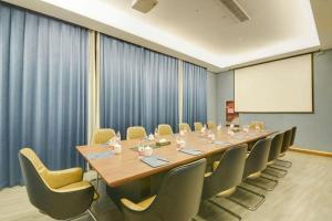 a conference room with a long table and chairs at Qiandao Lake CBS Beer Spa Hotel in Thousand Island Lake