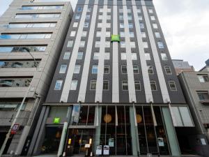京都市にあるイビススタイルズ京都四条のたくさんの窓がある高い建物
