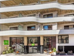 un diseño arquitectónico de un edificio con balcones en ibis Styles ST Pauls Bay Malta, en St Paul's Bay