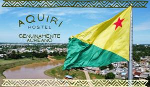 una bandera ondeando frente a un río en Aquiri Hostel, en Rio Branco
