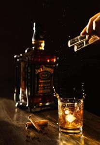 una botella de whisky y un vaso sobre una mesa en Everest Rest House, en Tsaghkadzor 19 fotos más