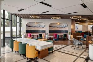 Posezení v ubytování Ramada Encore by Wyndham Rajbagh Srinagar + 53 fotografií