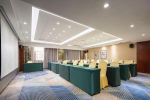a conference room with green and yellow chairs at Echeng Hotel Wuhan Optics Valley Square Yangjiawan Metro Station in Wuhan