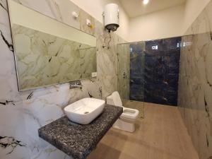 Koupelna v ubytování Orchard Hills Resorts + 21 fotografií