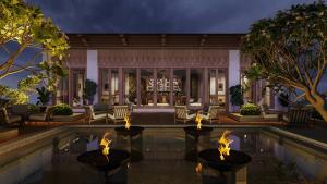 une piscine avec des feux au milieu d'un complexe hôtelier dans l'établissement Taj Paro Resort & Spa, à Paro