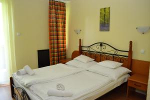 Posteľ alebo postele v izbe v ubytovaní Ezüstfenyő Hotel