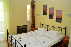 Posteľ alebo postele v izbe v ubytovaní Ezüstfenyő Hotel