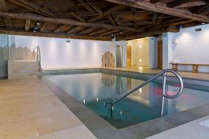 uma piscina com uma escada num edifício em Hotel Waldruhe em Santa Maddalena in Casies