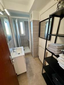 a bathroom with a sink and a mirror at Le Cosy Cévenol - Jardin et terrasse in Alès