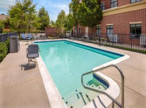 a swimming pool with a chair in a building at Hampton Inn & Suites Richmond Glenside in Richmond