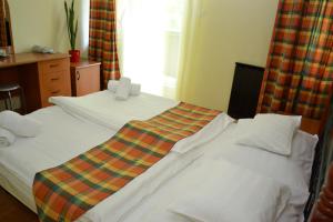 Posteľ alebo postele v izbe v ubytovaní Ezüstfenyő Hotel