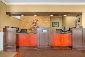 a restaurant with a bar in a room at The Inn at Apple Valley, an Ascend Collection Hotel in Pigeon Forge