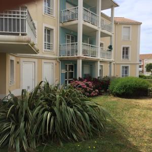 un edificio de apartamentos con balcones y plantas en un patio en Maupin Stéphane, en Saint Gilles Croix de vie 44 fotos más