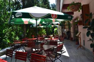 Reštaurácia alebo iné gastronomické zariadenie v ubytovaní Ezüstfenyő Hotel