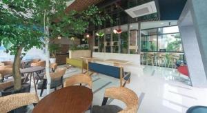 restauracja ze stołami, krzesłami i drzewami w obiekcie Swansea Resort w mieście Czedżu