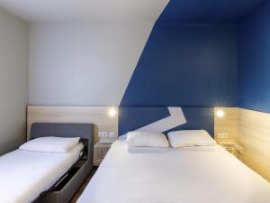 Giường trong phòng chung tại ibis Budget Millau Viaduc