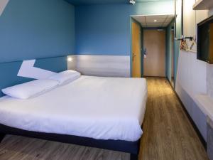 Giường trong phòng chung tại ibis Budget Millau Viaduc +143 ảnh