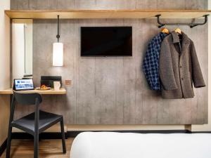 TV a/nebo společenská místnost v ubytování ibis budget Manchester Airport T2