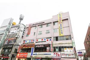 a building in a city with many signs at Dubai Motel in Daejeon