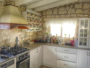 A kitchen or kitchenette at Kupina Alaçatı