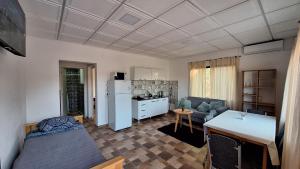 Una sala de estar con un sofá y una cocina. en Napoles complejo, en Villa Las Rosas