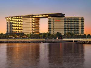 Výhled na řeku, která protéká v blízkosti rezortu